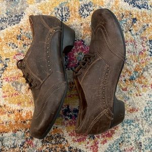 Taos brown leather Oxford with small heel